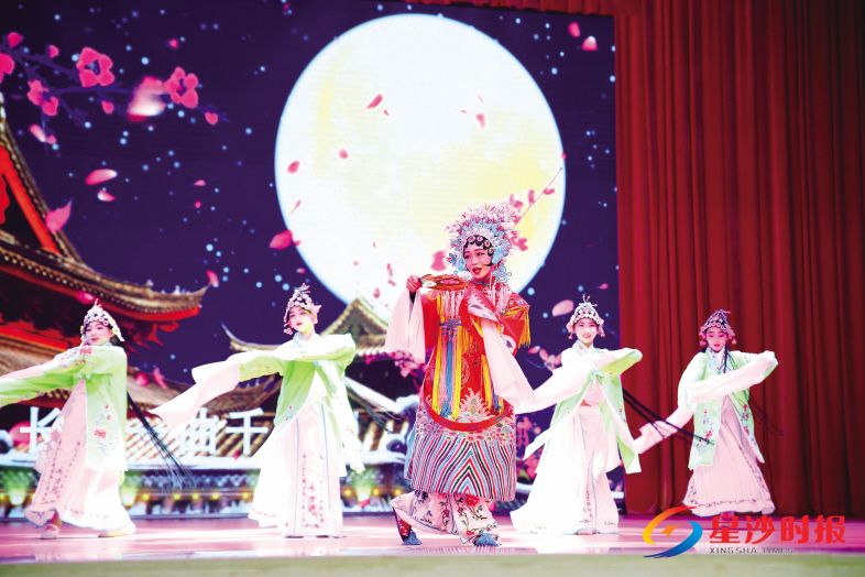 　　湘郡未来实验学校的学生们表演《梨花颂》，展现戏曲魅力。曾诗怡 摄
