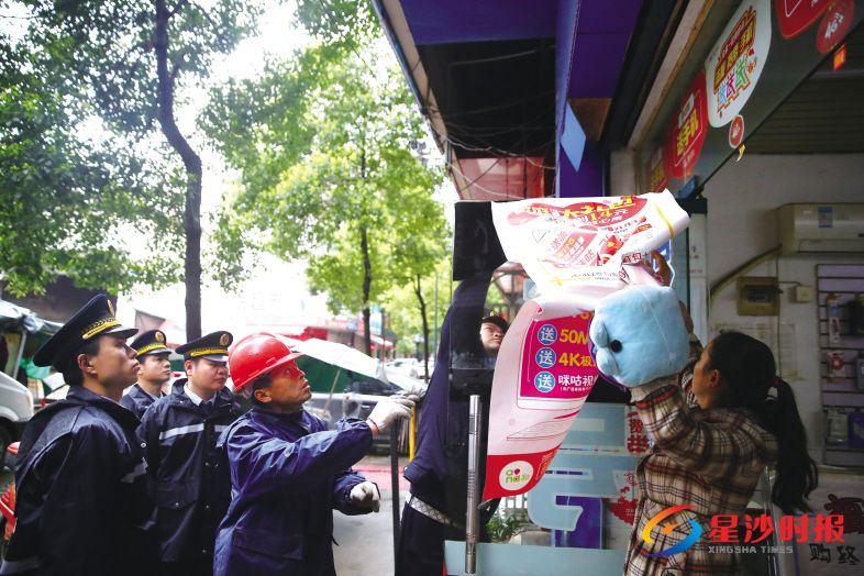 　　近日，执法人员巡查发现一家门店违规在橱窗上张贴促销海报，督促店主及时拆除。 盛磊 摄