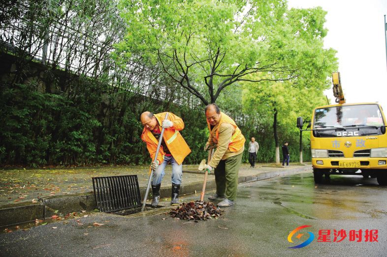 　　市政工人日常清淤。　　曾诗怡 摄
