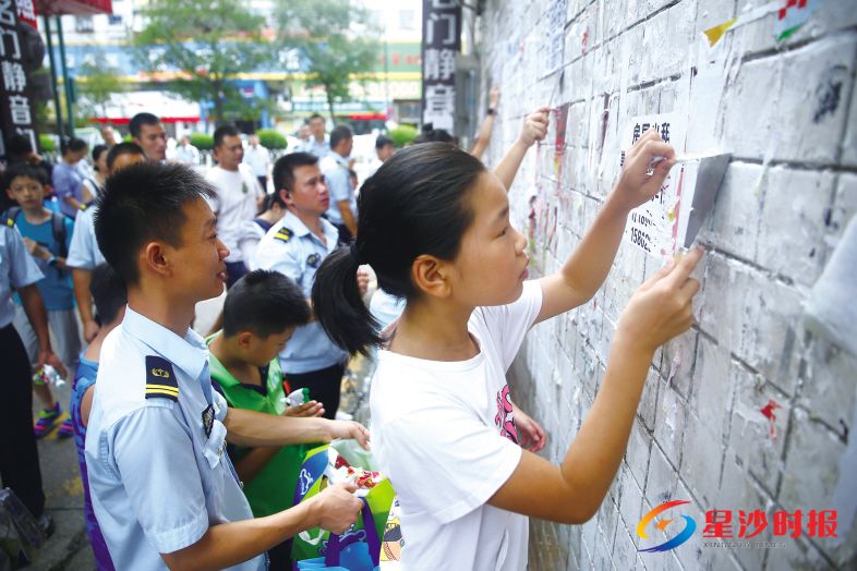 　　今年9月，县行政执法局联合凉塘路社区、黄金塘社区，组织中小学生志愿者，在众鑫建材市场清理“牛皮癣”小广告。 盛磊 摄
