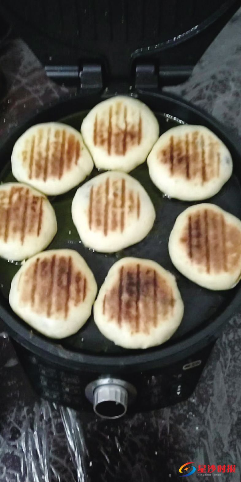 　　8分钟一炉，班上56名学生，黄老师要做7炉。　　受访者供图