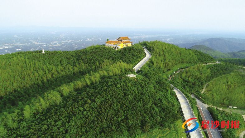 　　长沙县的影珠山旅游景区山势雄伟、山峰连绵，有大小峰峦70余座，景区森林覆盖率达80.1%。　　景区供图
