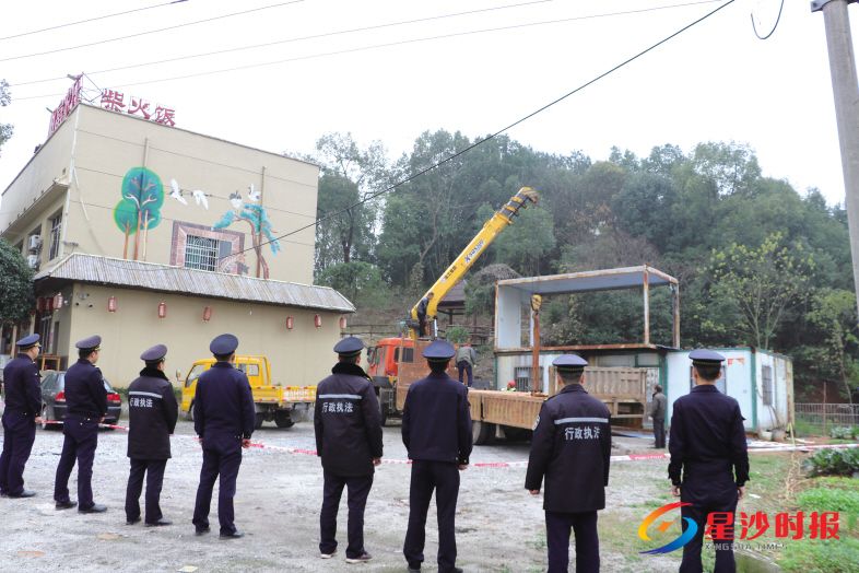　　12月24日，执法队员巡查发现黄花集镇一处空坪上非法设置了4个集装箱，安排随车吊予以调离。 县行政执法局供图