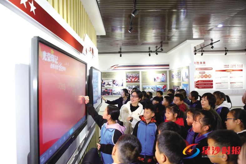 　　昨日，长沙县档案馆举办的《光荣印记1978—2018——长沙县纪念改革开放40周年图片展》正式开展。曾诗怡 摄