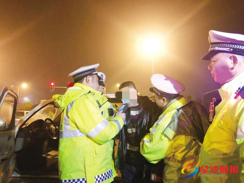 　　12月25日晚，黄兴大道与劳动东路交会路口，■梨大队民警查处一起酒驾弃车逃跑违法行为。图为民警正在给该驾驶员检测酒精含量。宋彬彬 摄