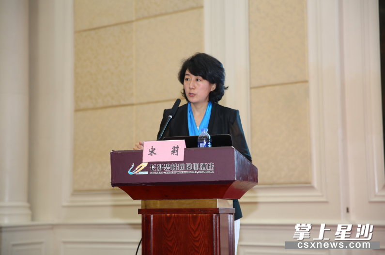 图为国家卫健委妇幼健康服务司副司长宋莉授课.