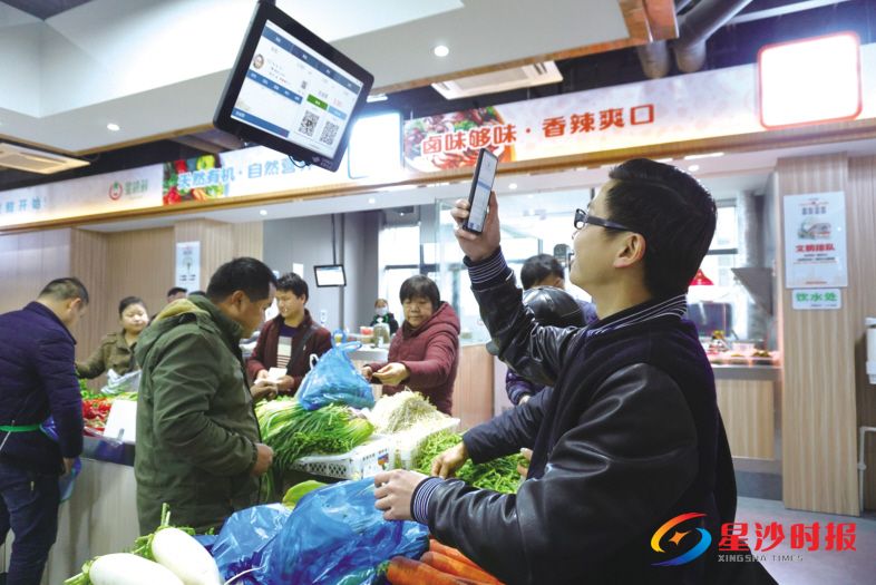 　　星沙街道升级菜市场，借互联网“智慧变脸”，打造全县第一家智慧型生鲜市场，凭小票可溯源。李文婧 摄