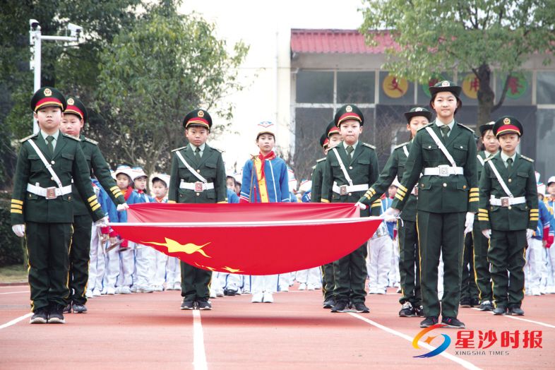 　　昨日，长沙县中南小学举行了“学雷锋活动月”启动暨少先队校外辅导员聘任仪式活动。图为活动现场中南小学学生正在进行升国旗仪式。 中南小学供图