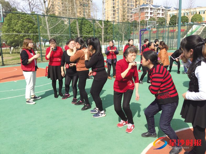 　　湘龙街道水渡坪社区举办“春风摇曳女人节，运动快乐迎三八，”趣味活动。　　社区供图