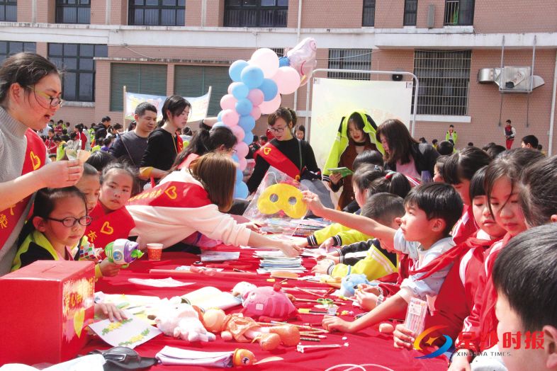 　　百熙实验学校爱心义卖活动现场，师生通过义卖筹集资金，帮助贫困学生。学校供图