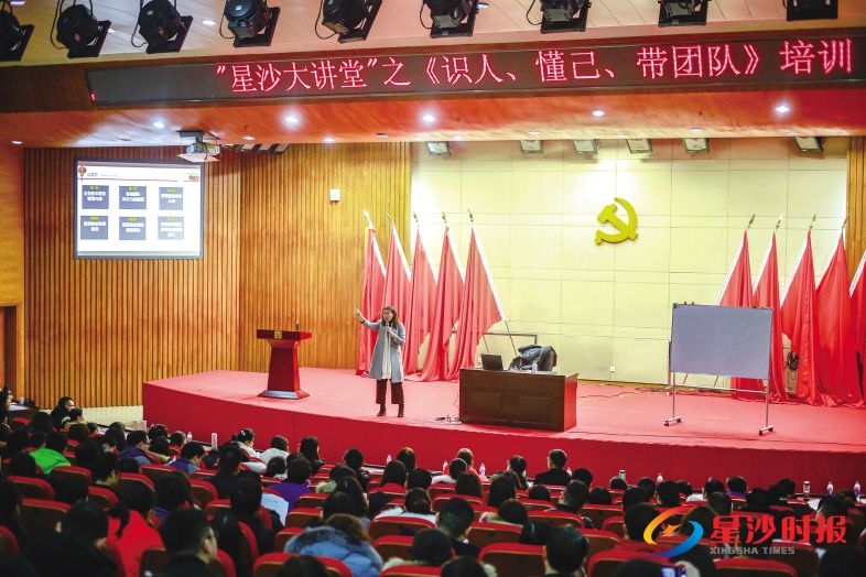 　　培训课上，授课老师于元香向学员们介绍了如何运用人力资源管理的知识来缓解矛盾、处理问题。 郑骏 摄