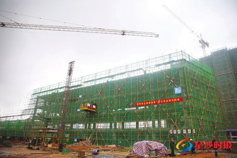 　　长沙县泉星二小位于泉塘街道阳高社区，规划办学42个班级，可招收小学生1890人，预计今年7月交付使用。图为学校施工现场。 盛磊 摄