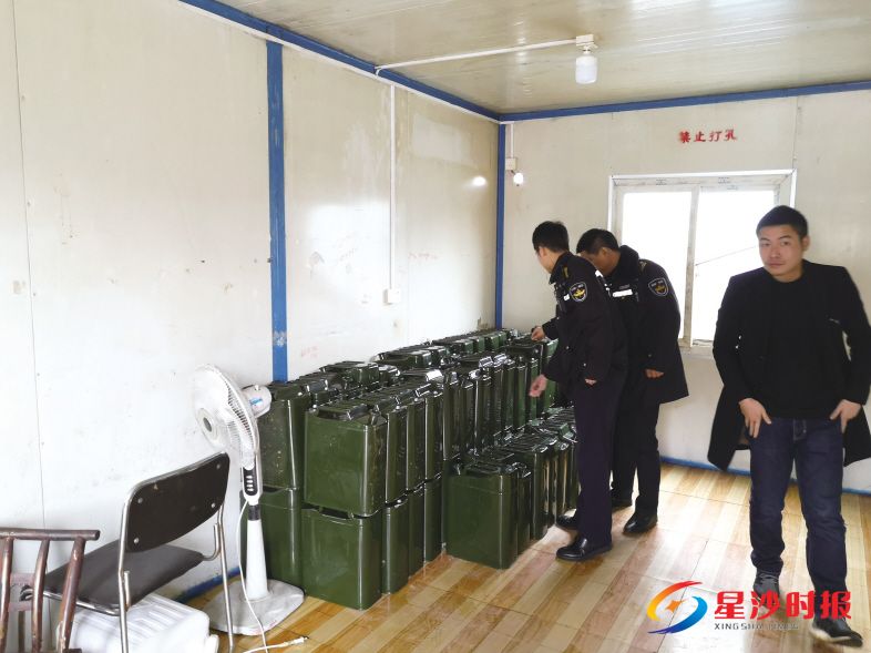 　　3月5日，执法人员在黄花镇一临时停车场内查处一非法加油点。 县行政执法局供图