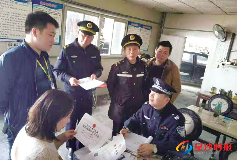 　　泉塘街道开展“园中园、厂中厂、仓储物流场所”安全生产综合整治行动。图为检查现场。泉塘街道安监中心供图