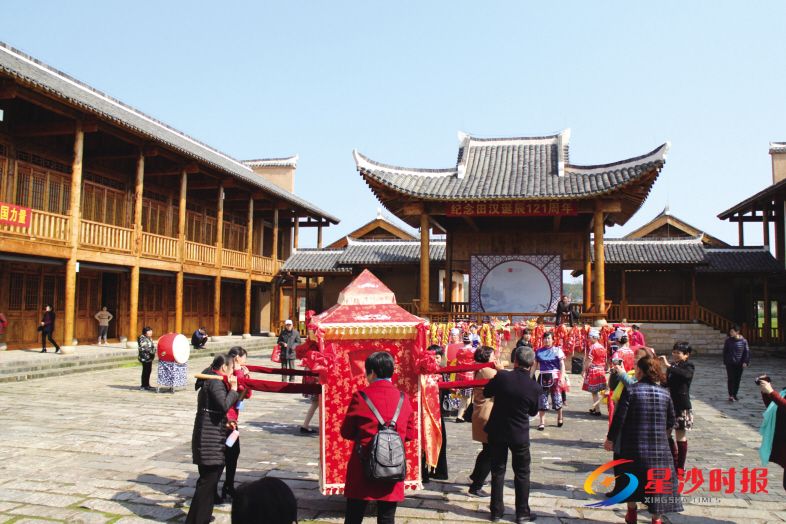 　　3月12日，天气晴好，不少游客来到田汉文化园游玩,体验民俗风情，感受戏曲魅力。近一年来，田汉文化园接待游客近40万人次。　　林畅 摄