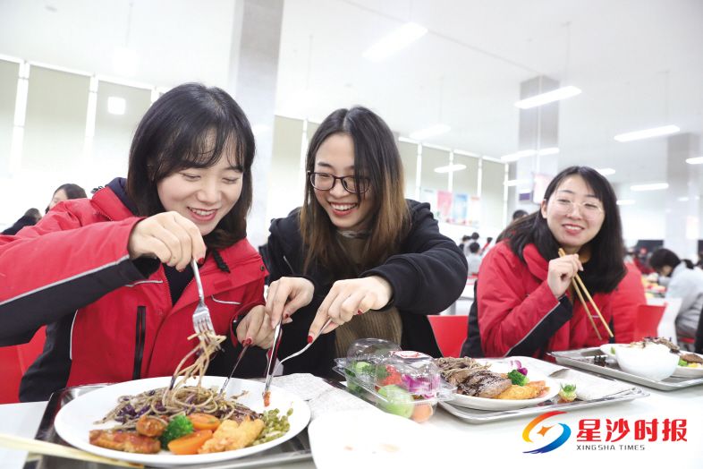 　　3月8日，郭文玲（左一）与同事们一起在公司食堂吃到“女神套餐”后，露出了开心的笑容。　　蒋炼 摄