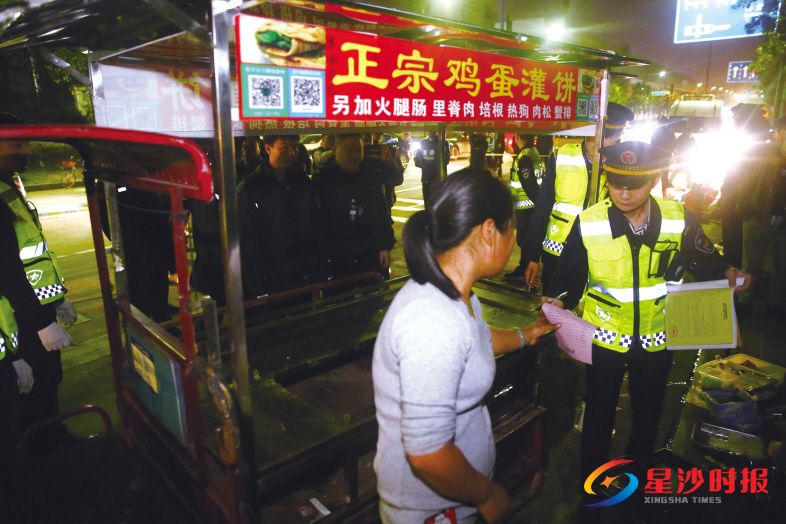 　　3月12日晚，执法人员在凉塘东路三一员工小区门口发现七八个流动摊贩违规占道经营，依法暂扣经营工具。 　　盛磊 摄