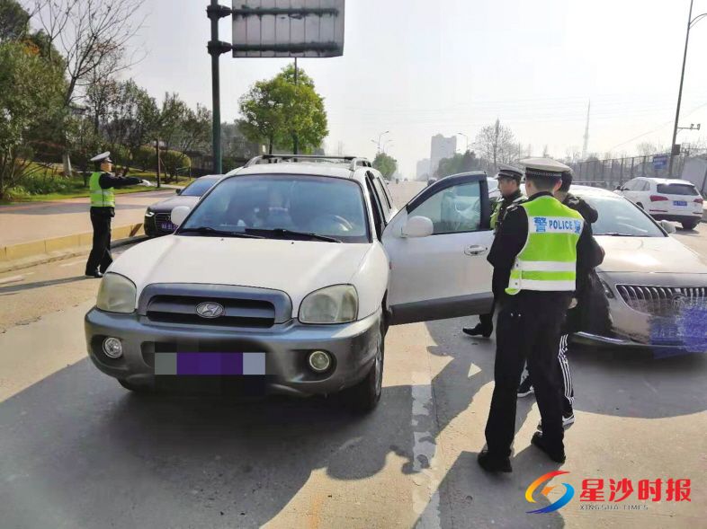 　　3月12日，在星沙大道北斗路交会处，交警查获一台号牌与登记信息不符的车辆，且驾驶员无证驾驶。交警供图