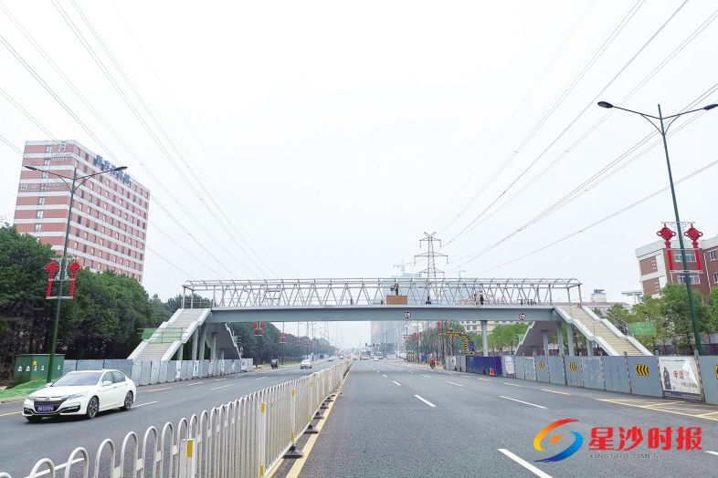 　　长沙县一中人行天桥建成后，将解决长沙县一中学生及两侧商业小区的行人过街问题。蒋炼 摄