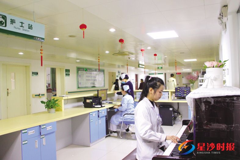 3月13日下午4时许,长沙市中医医院(长沙市第八医院)肿瘤科,实习医生曾小洁在弹钢琴。 林畅 摄