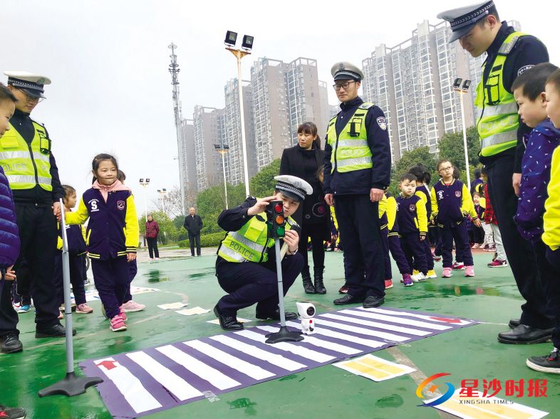 3月14日,位于长沙县湘龙街道的北京红缨金福娃幼稚园里欢笑声不断,长沙县公安局交警大队首次使用“交通安全教育魔法箱”,为幼儿园200余名师生代表上了一堂生动精彩的交通安全教育体验课。宋彬彬 摄