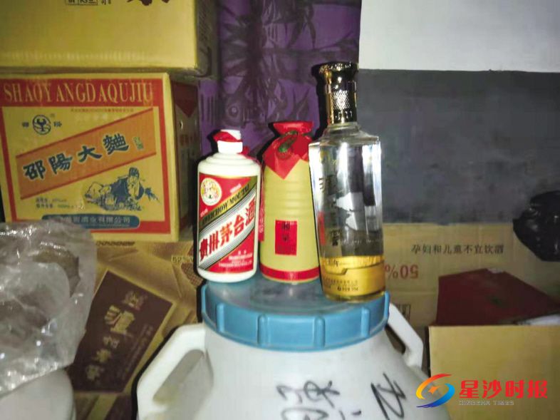 　　长沙县深夜捣毁一制售假酒窝点。 陈盼 摄