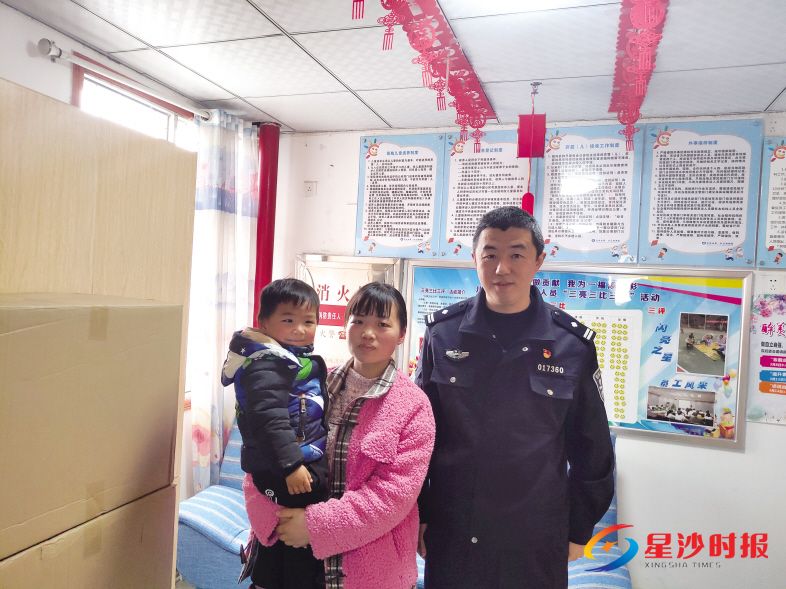 　　3月15日，在长沙市第一社会福利院，2岁的童童回到妈妈的怀抱后露出了开心的笑容。警方供图