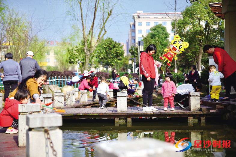 　　昨日，太阳露面，不少市民来到泉塘公园玩耍。 曾诗怡 摄