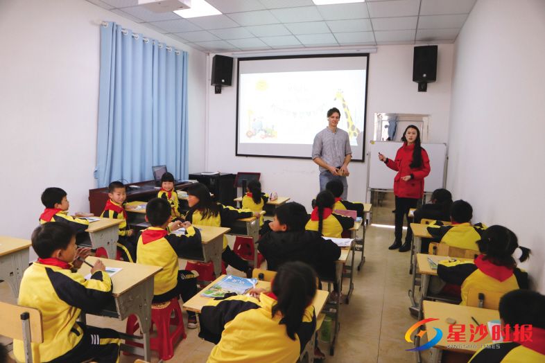 　　昨日，在长沙县高桥镇凤山小学，来自德国的外教莫亚伦很受孩子们欢迎，课堂气氛十分融洽。 罗展 摄