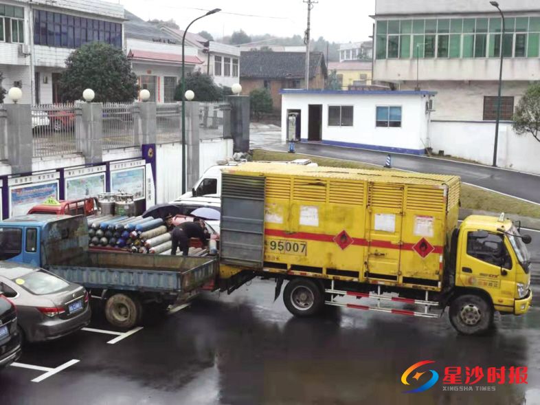 　　近日，执法人员查处一无证运危货的报废车，并联系专业公司对危险货物进行安全转移。 县行政执法局供图