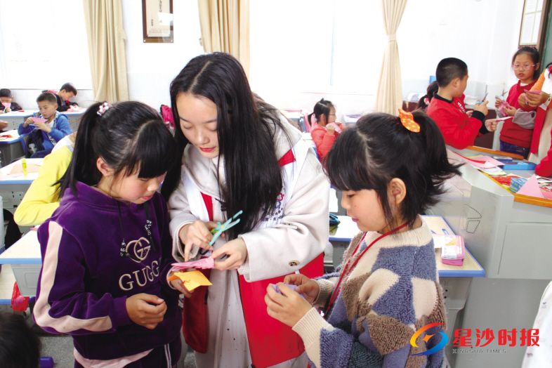 　　3月21日，长沙县文化馆文化志愿服务团队走进福临镇中心小学。 林畅  摄