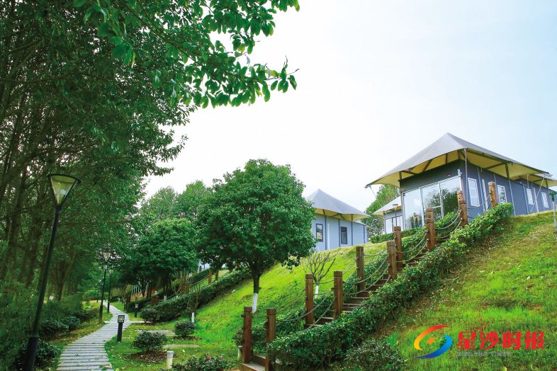 　　在慧润帐篷酒店，晚上可仰望星空，耳边只有虫鸣蛙叫；清晨的第一缕阳光直接洒在头顶，睁开眼就是碧水蓝天，这样的体验令人心动不已。 　　除署名外均为曾诗怡摄