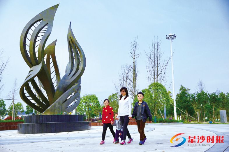 　　暖阳融融、绿树垂荫，沿着石壁湖公园悠闲自在地走上一圈，又何尝不是一种享受呢？