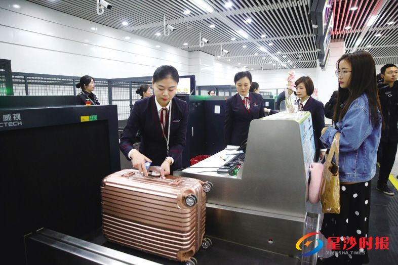 　　在磁浮城市航站楼，旅客可提前换好登机牌、托运行李，能一身轻松乘坐磁浮列车去往机场。 盛磊 摄
