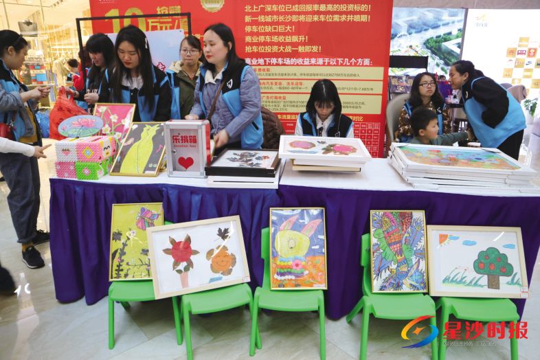 　　义卖活动现场，自闭症儿童的绘画作品吸引市民驻足购买。罗展 摄