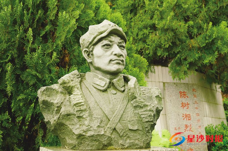 　　道县潇水河畔的陈树湘烈士墓被青松环绕，烈士雕像栩栩如生，目光坚毅。