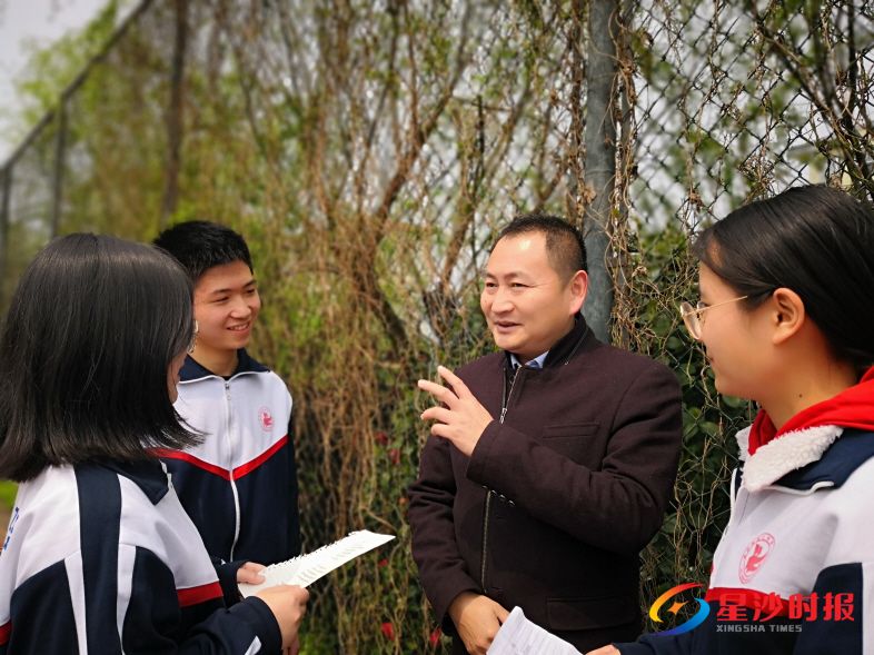 　　如今长沙县七中教改已经覆盖全部学生。图为校长李煦阳正在和学生交流。潘东晓 摄