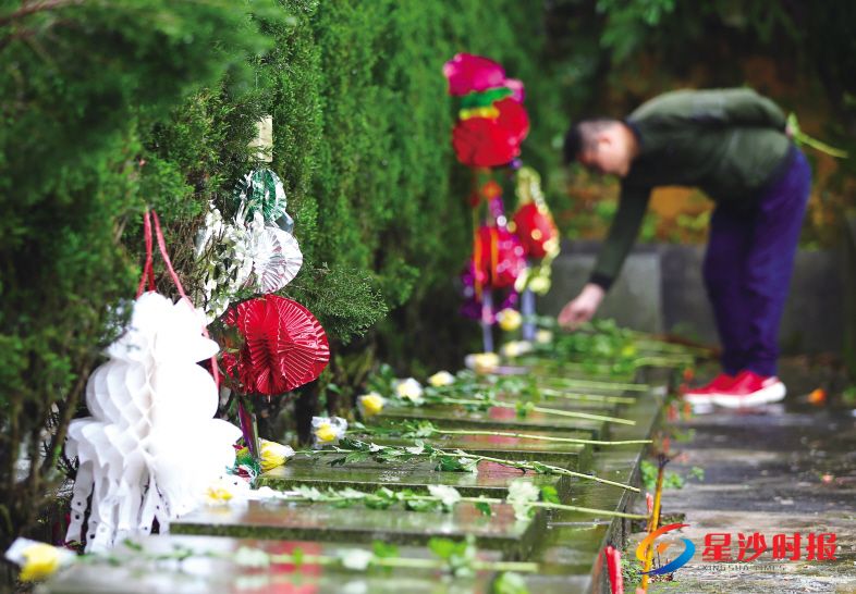 　　4月3日，在安沙镇梓福园内，扫墓客响应文明祭祀号召，用鲜花代替鞭炮，寄托哀思。 盛磊 摄