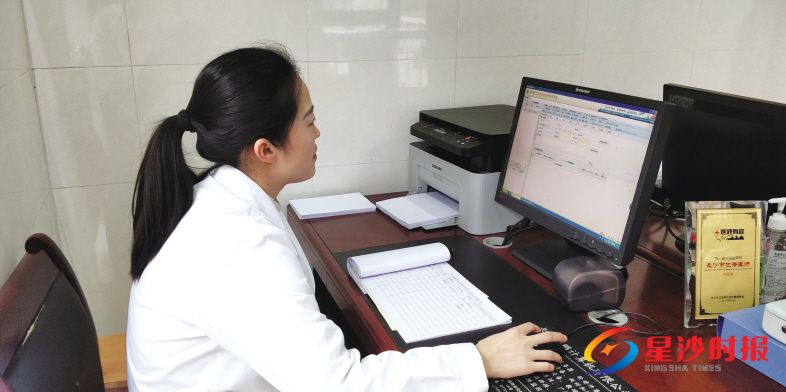 　　图为湘龙街道社区卫生服务中心中医馆医生代红英使用健康云信息平台。 陈盼 摄