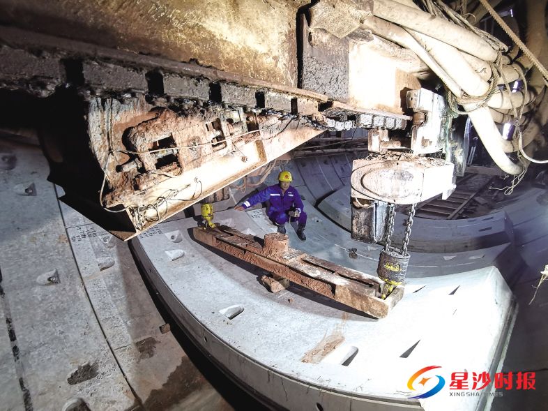 　　昨日，“先锋号”盾构机成功下穿京港高铁浏阳河隧道，为国内首次完成地铁盾构下穿运营中的高铁隧道。蒋炼 摄