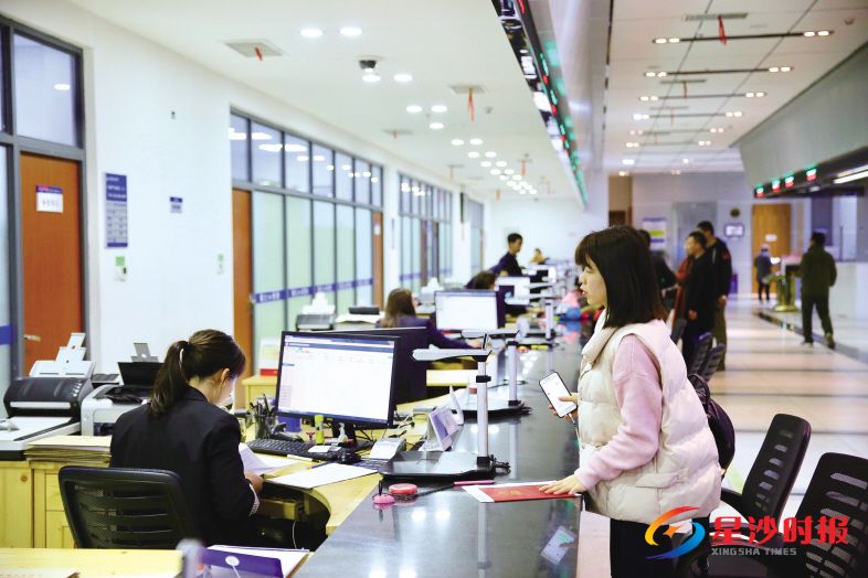 　　长沙县以企业需求和群众满意为导向，不断提供贴心服务，优化营商环境。图为市民在县政务服务大厅办理业务。曾诗怡 摄