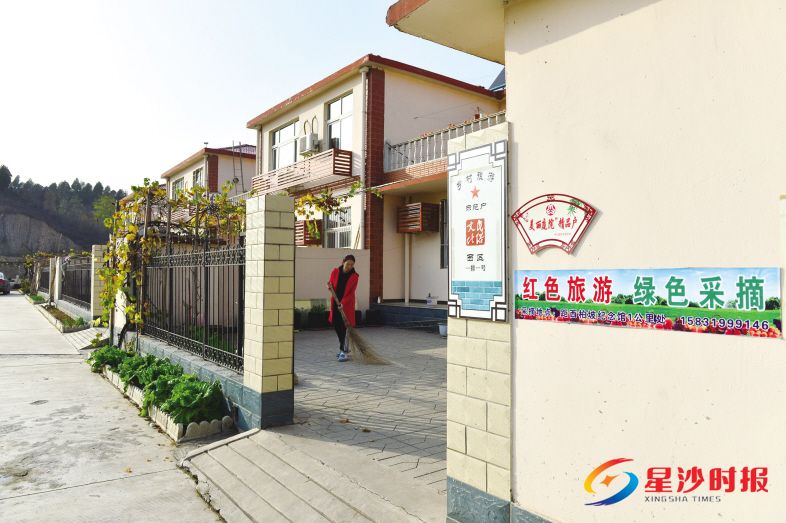 石家庄市平山县西柏坡镇梁家沟村对农家乐宾馆进行统一规划和建设,引导村民通过发展旅游增收致富。新华社记者 张震 摄