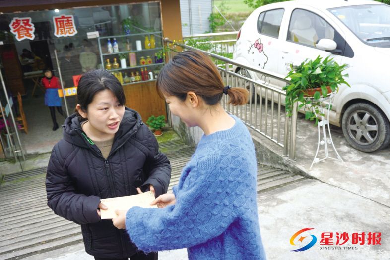 　　北山镇福安村一小型现代农庄内，北山镇整治婚丧陋习推进移风易俗工作办公室副主任陈琳将1000元移风易俗奖金交到村民王小金手中。李文婧 摄