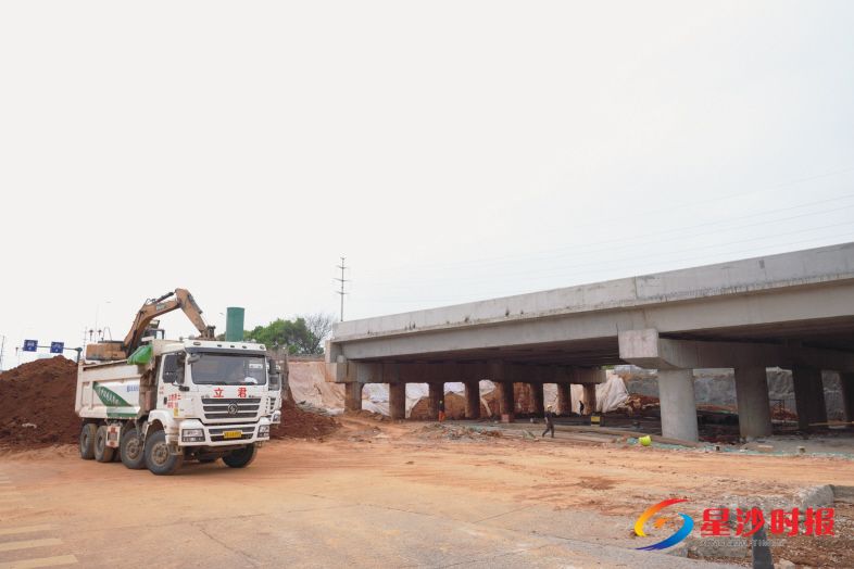 　　东六线下穿长永高速通道建设工程项目已经完成桥梁主体、东侧桥台建设。 章帝 摄