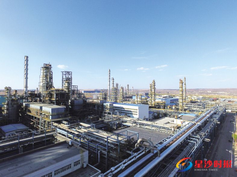 　　国家能源集团鄂尔多斯煤制油分公司厂区。新华社记者 刘磊 摄