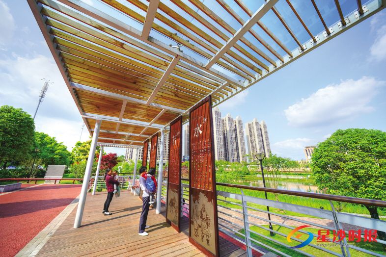 　　长沙县星沙街道望仙公园内的廉政文化建设项目已完工。昨日，市民罗长云（右）带着孙女在公园内的习廉廊前品读廉洁故事。　　章帝 摄