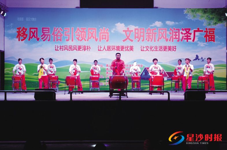 　　长沙县青山铺镇广福村举办“移风易俗”“扫黑除恶”文艺联欢晚会。 青山铺供图