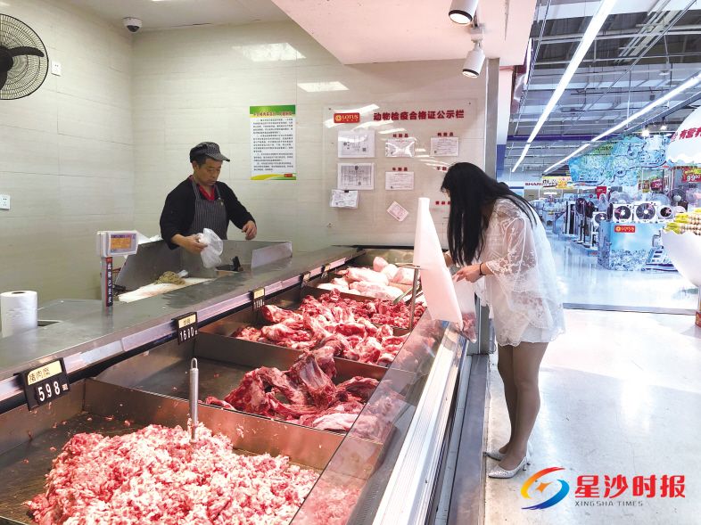 　　4月18日，卜蜂莲花超市内，市民在冰柜前选购猪肉。 　　熊冰俏 摄