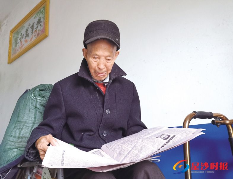 　　闲暇时候，86岁的蒋正恺通过看报、看电视来了解国家大事。 蒋炼 摄