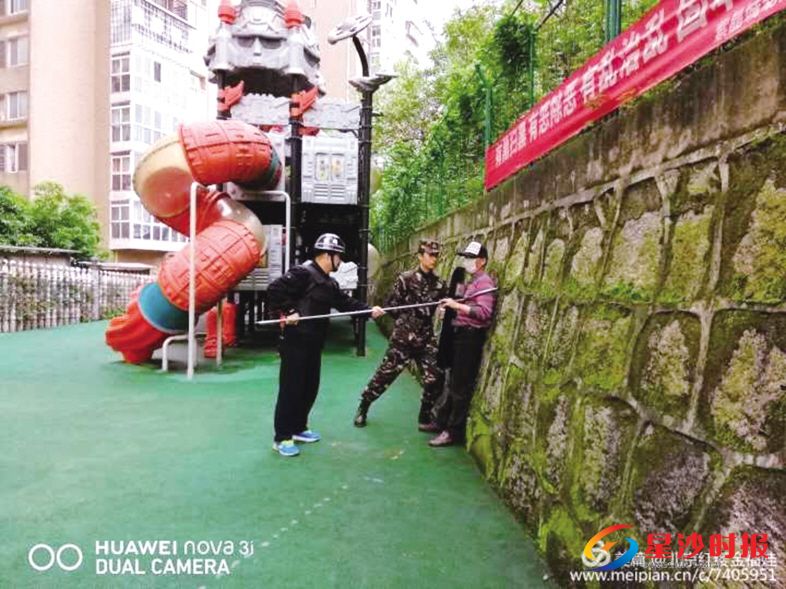 　　长沙县湘龙街道湘景社区联合辖区内金福娃幼儿园开展“反恐防暴 扫黑除恶”反恐防暴演练活动。 　　社区供图